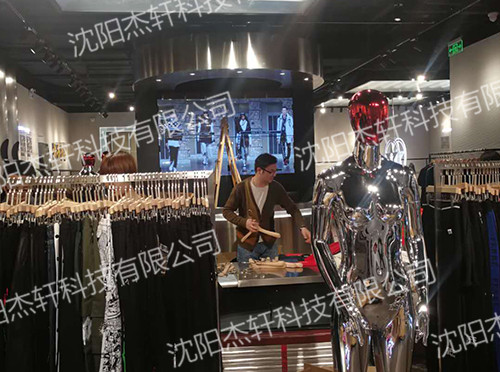 �������н�ĳ��װƷ��ƴ����